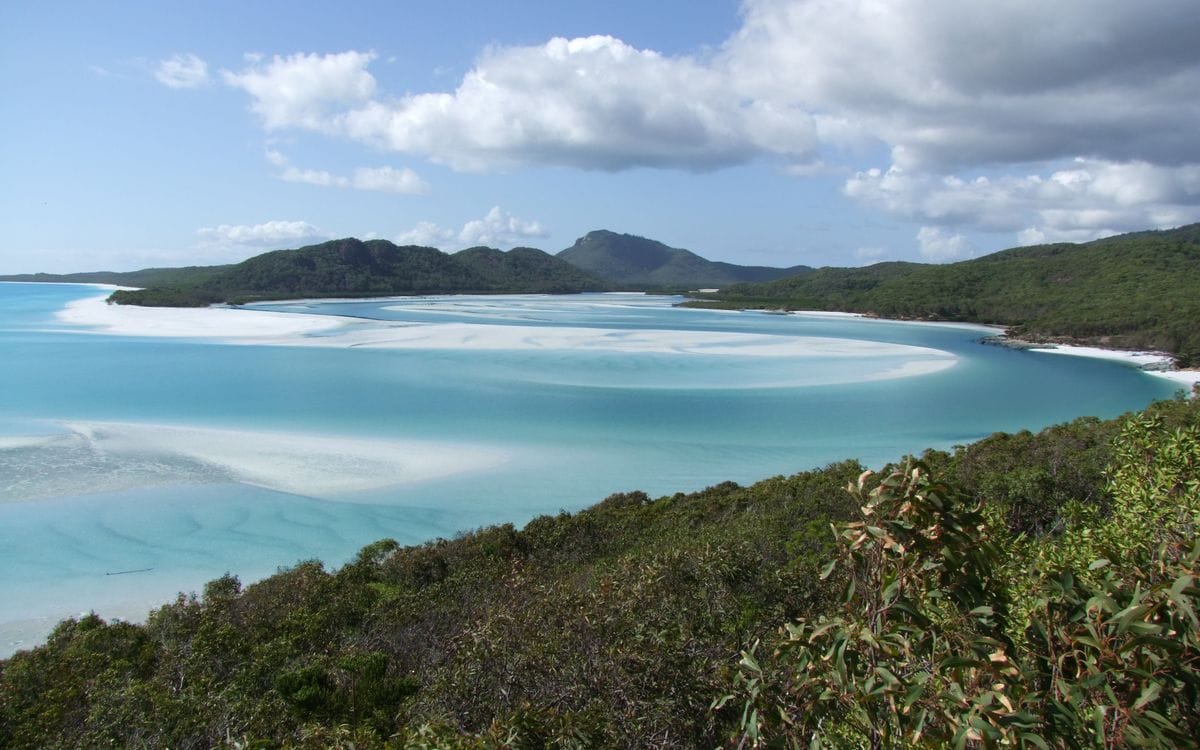 White sandbars curling through turquoise water at Hill Inlet in the Whitsundays